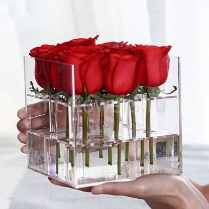 9 красных роз в прозрачной коробке